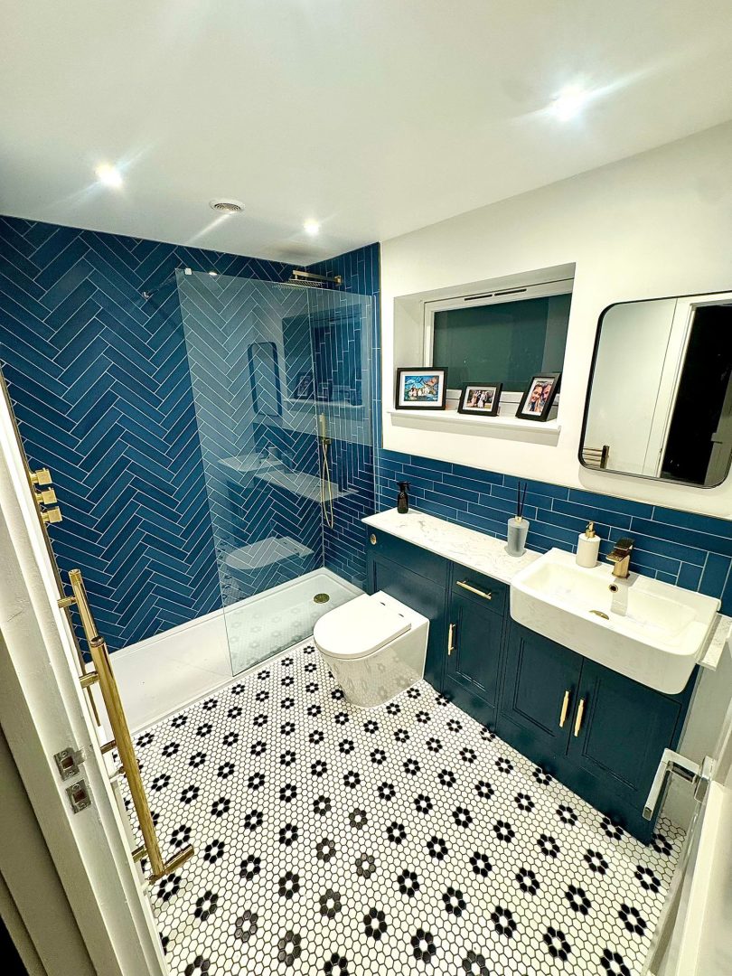 Bathroom with blue herringbone tiles and hexagonal mosaic floor